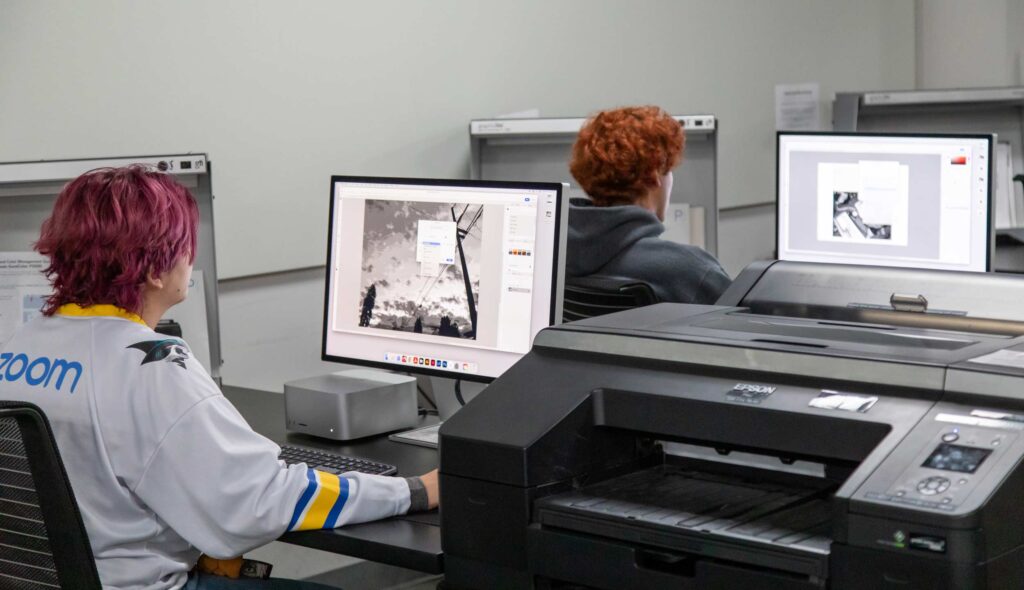 Students are working in the computer lab